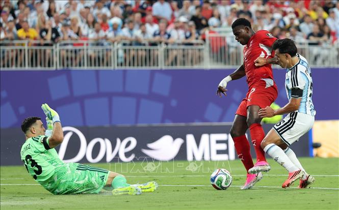 Breel Embolo (giữa) của Thụy Sĩ nỗ lực khống chế bóng trước sự cản phá của thủ môn Emiliano Martinez và cầu thủ Lisandro Martinez bên phía Argentina. Ảnh: THX/TTXVN phát