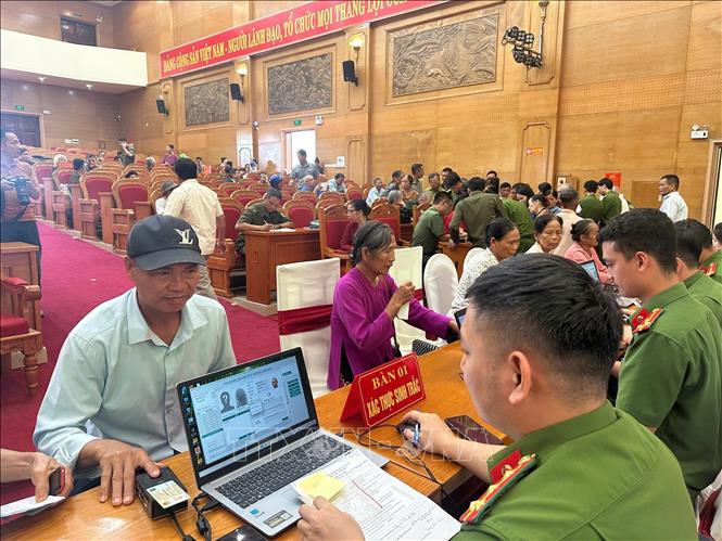 Lực lượng Công an tỉnh Phú Thọ thực hiện sinh trắc học đối với thân nhân liệt sĩ. Ảnh: Nguyễn Thảo - TTXVN