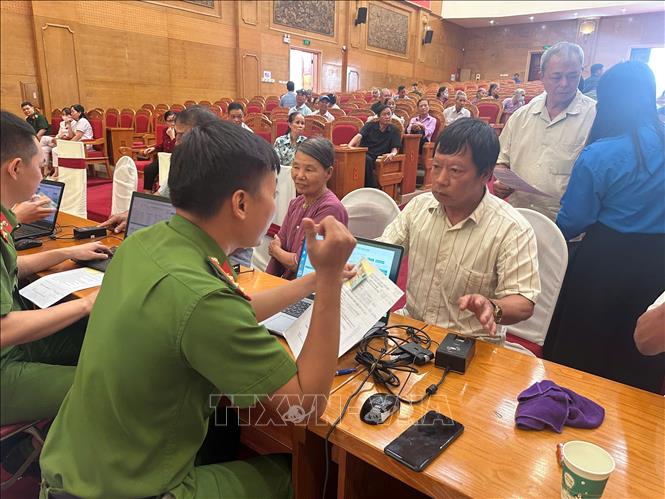 Mọi thông tin của thân nhân liệt sĩ được cán bộ công an tỉnh Phú Thọ hướng dẫn đầy đủ, đúng quy trình. Ảnh: Nguyễn Thảo - TTXVN
