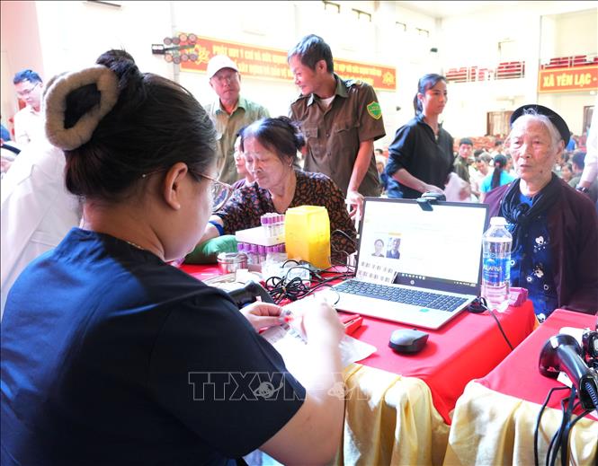 Bà Nguyễn Thị Đạm, xã Yên Lạc, tỉnh Phú Thọ mang theo hi vọng tìm được người anh trai liệt sĩ qua việc thu nhận mẫu ADN. Ảnh: Nguyễn Thảo - TTXVN