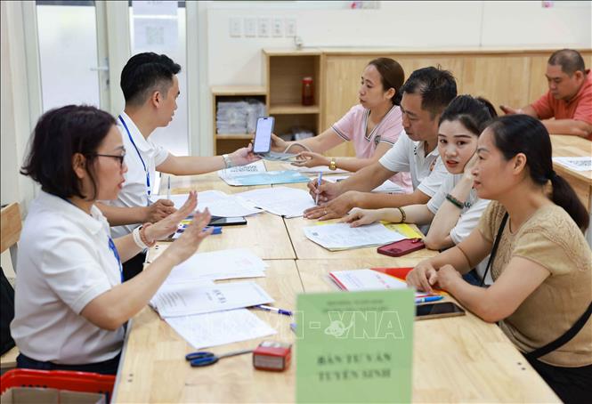 Phụ huynh, học sinh cần theo dõi sát các mốc thời gian tuyển sinh, chuẩn bị đầy đủ giấy tờ và thực hiện đúng quy định để bảo đảm quyền lợi học tập cho học sinh trong năm học mới. Ảnh: Thanh Tùng - TTXVN