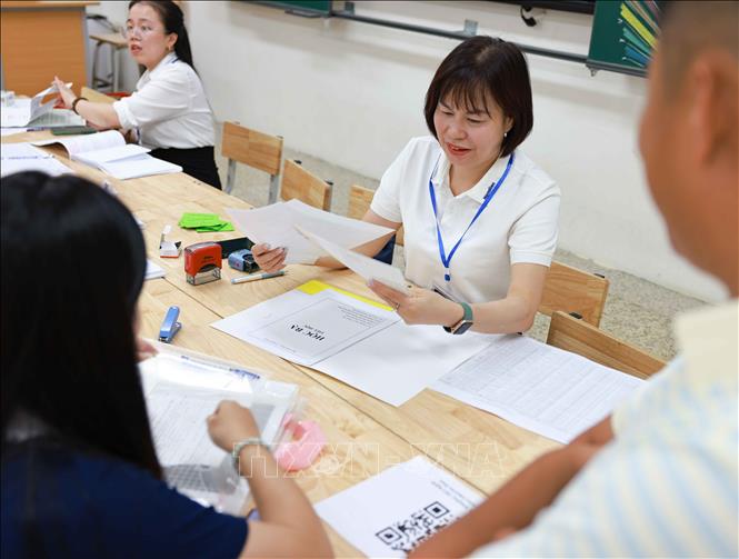 Tuyển sinh trực tiếp cũng là dịp để phụ huynh trao đổi với nhà trường, tìm hiểu thêm về chương trình giảng dạy, cơ sở vật chất và các hoạt động Trang chủ Bet88.com uy tín Nhận code 88k. Ảnh: Thanh Tùng - TTXVN 