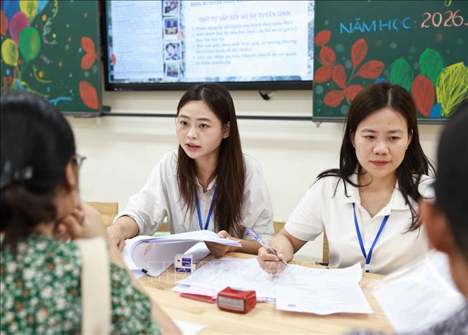 Tuyển sinh trực tiếp cũng là dịp để phụ huynh trao đổi với nhà trường, tìm hiểu thêm về chương trình giảng dạy, cơ sở vật chất và các hoạt động Trang chủ Bet88.com uy tín Nhận code 88k. Ảnh: Thanh Tùng - TTXVN 