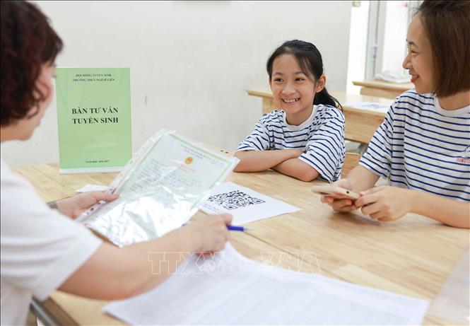 Phụ huynh phấn khởi, học sinh vui mừng khi năm học này được vào lớp 6, Trường THCS Ngô Sĩ Liên (phường Cửa Nam). Ảnh: Thanh Tùng - TTXVN 