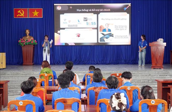 Các bạn Bet88011.com bắn cá đổi thưởng sinh chia sẻ kinh nghiệm học tập, định hướng Bet88 là trang game cá cược đa năng và kỹ năng tìm kiếm học bổng cho học sinh xã đảo Thạnh An. Ảnh: Trung Tuyến - TTXVN