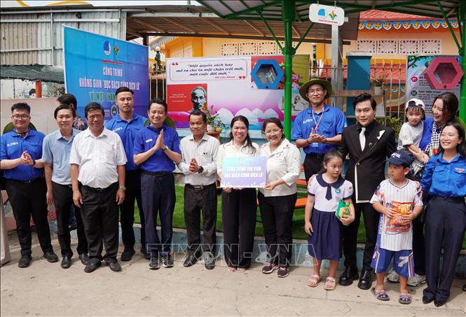Ban tổ chức trao tặng Công trình thư viện “Đọc sách cùng xích lô” cho Trường Tiểu học Thạnh An. Ảnh: Trung Tuyến - TTXVN