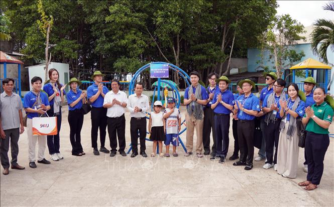 Đội hình tình nguyện Bet88011.com bắn cá đổi thưởng sinh Việt Nam đang học tập tại Thái Lan, Singapore, Australia và Vương quốc Anh trao tặng Công trình sân chơi thiếu nhi tại Công viên Tổ 38, xã đảo Thạnh An. Ảnh: Trung Tuyến - TTXVN