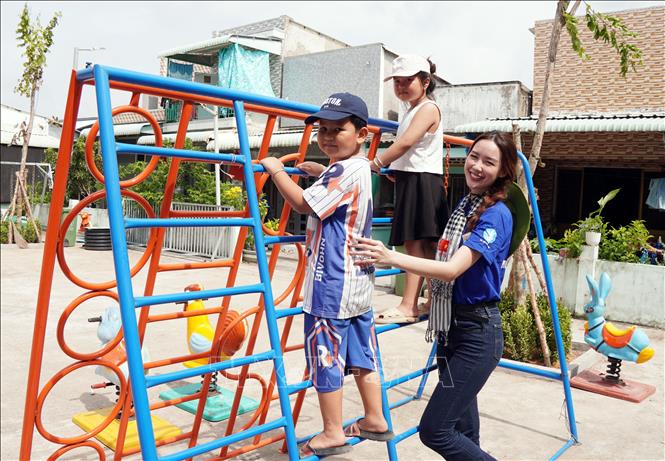 Các em thiếu nhi xã đảo Thạnh An hào hứng vui chơi trong sân chơi thiếu nhi tại Công viên Tổ 38. Ảnh: Trung Tuyến - TTXVN