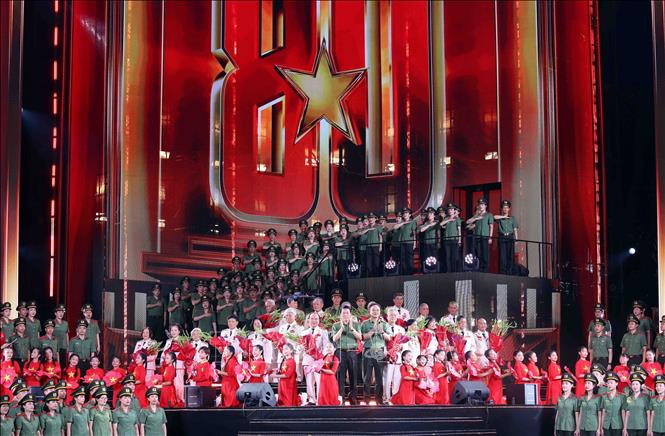 Đại tướng Lương Tam Quang, Bộ trưởng Bộ Công an và Thượng tướng Phạm Thế Tùng tặng hoa tri ân các Anh hùng lực lượng An ninh 2026 Bet88.com link không chặn các thời kỳ. Ảnh: Phạm Kiên - TTXVN