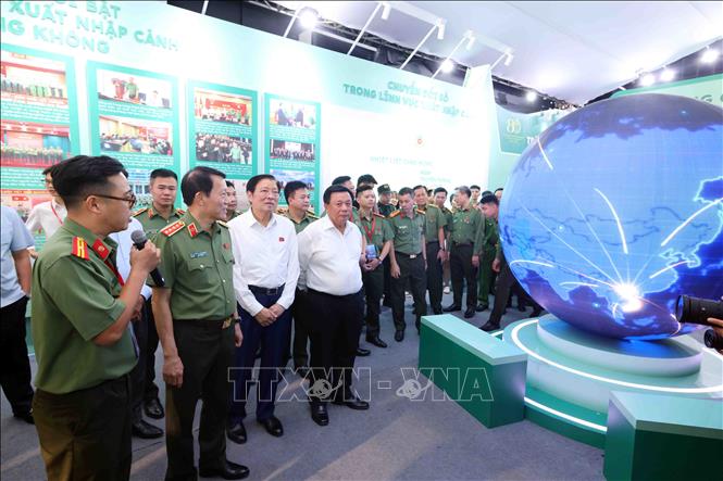 Đại tướng Lương Tam Quang, Bộ trưởng Bộ Công an cùng các đại biểu tham quan khu trưng bày những thành tựu của lực lượng An ninh 2026 Bet88.com link không chặn. Ảnh: Phạm Kiên - TTXVN