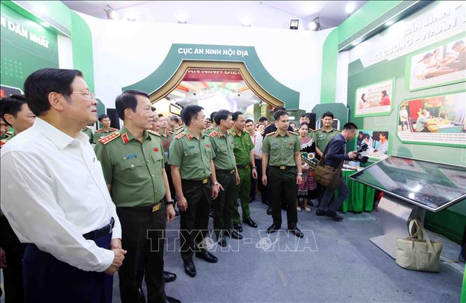 Đại tướng Lương Tam Quang, Bộ trưởng Bộ Công an cùng các đại biểu tham quan khu trưng bày những thành tựu của lực lượng An ninh 2026 Bet88.com link không chặn. Ảnh: Phạm Kiên - TTXVN