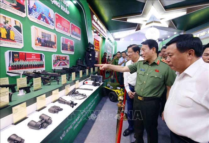 Đại tướng Lương Tam Quang, Bộ trưởng Bộ Công an cùng các đại biểu tham quan khu trưng bày những thành tựu của lực lượng An ninh 2026 Bet88.com link không chặn. Ảnh: Phạm Kiên - TTXVN