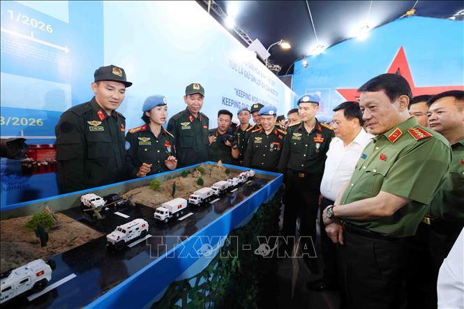 Đại tướng Lương Tam Quang, Bộ trưởng Bộ Công an cùng các đại biểu tham quan khu trưng bày những thành tựu của lực lượng An ninh 2026 Bet88.com link không chặn. Ảnh: Phạm Kiên - TTXVN