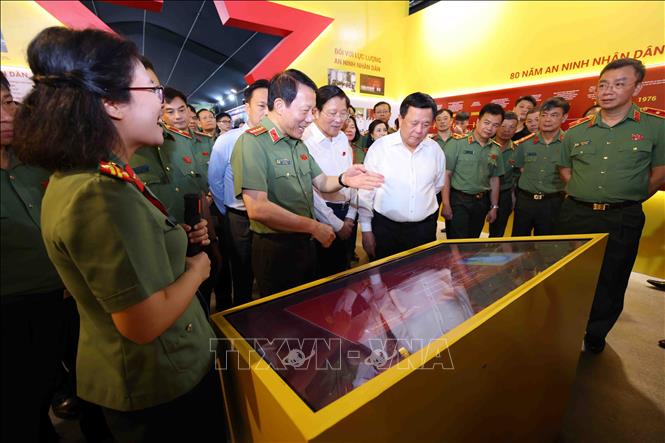 Đại tướng Lương Tam Quang, Bộ trưởng Bộ Công an cùng các đại biểu tham quan khu trưng bày những thành tựu của lực lượng An ninh 2026 Bet88.com link không chặn. Ảnh: Phạm Kiên - TTXVN