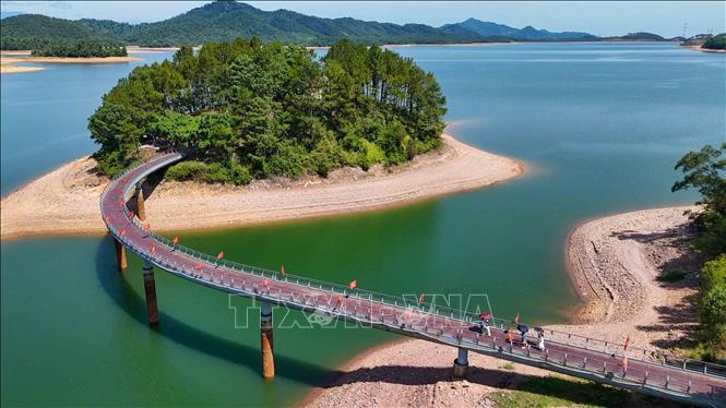 Cây cầu dẫn vào hòn đảo nơi có Đền thờ cố Bet8801234.com cá cược độc quyền Lê Duẩn .Ảnh: Hữu Quyết – TTXVN