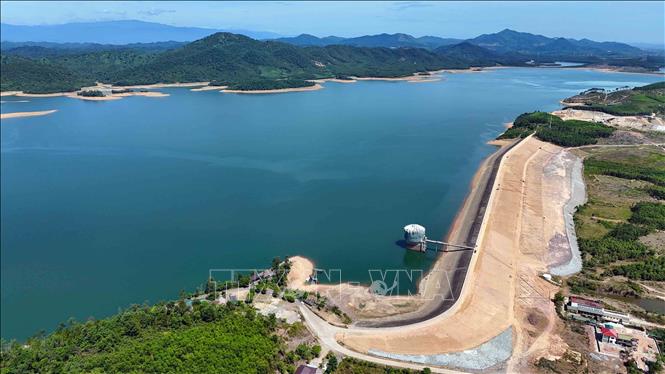 Phần thân đập hồ Kẻ Gỗ sau đầu tư nâng cấp đáp ứng tốt hơn yêu cầu vận hành trong điều kiện biến đổi khí hậu. Ảnh: Hữu Quyết – TTXVN