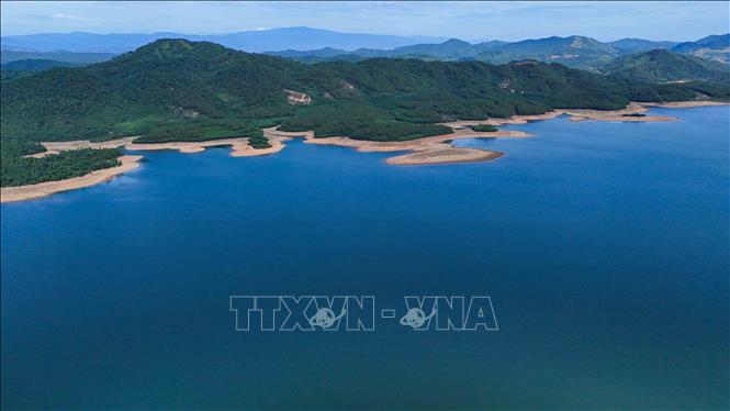 Mặt hồ phẳng lặng tạo nên vẻ đẹp yên bình của vùng thượng nguồn. Ảnh: Hữu Quyết – TTXVN