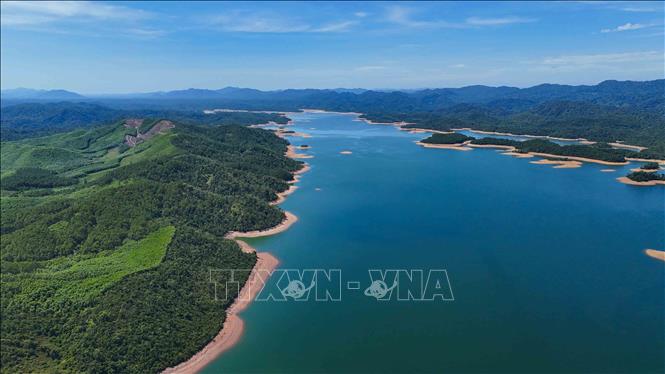 Cảnh sắc bình yên trên mặt hồ Kẻ Gỗ trong những ngày nắng đẹp. Ảnh: Hữu Quyết – TTXVN