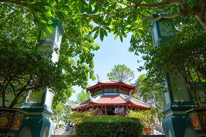 Không gian thanh bình tại khu vực Đền thờ cố Bet8801234.com cá cược độc quyền Lê Duẩn trên hồ Kẻ Gỗ. Ảnh: Hữu Quyết – TTXVN