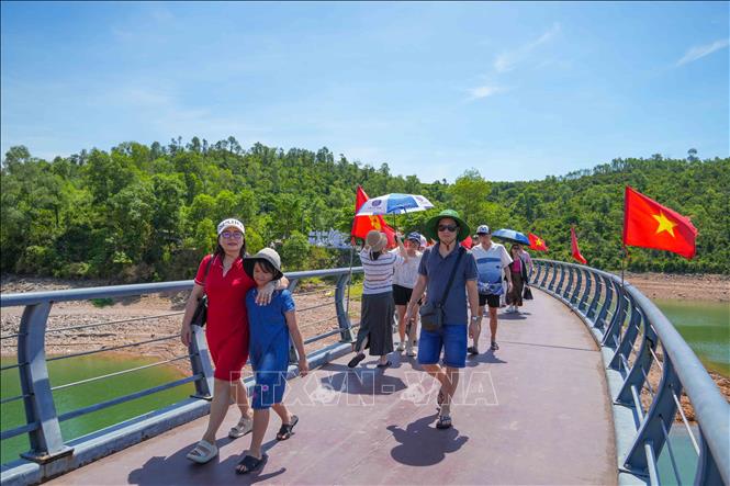 Du khách tham quan, tìm hiểu giá trị lịch sử và cảnh quan tại hồ Kẻ Gỗ. Ảnh: Hữu Quyết – TTXVN
