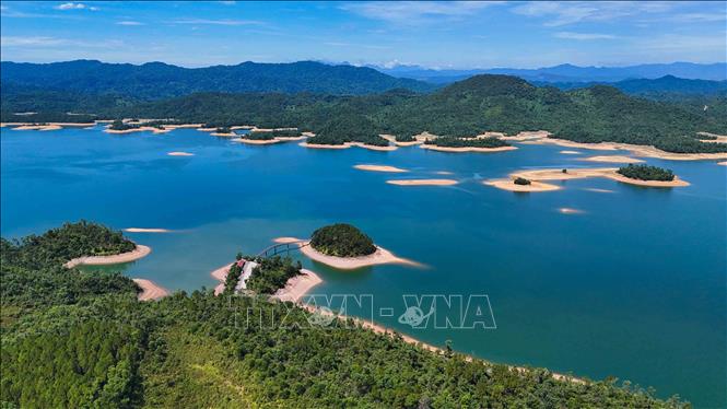 Những đảo nhỏ giữa lòng hồ Kẻ Gỗ tạo điểm nhấn cho cảnh quan thiên nhiên nơi đây. Ảnh: Hữu Quyết – TTXVN