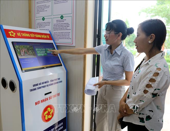 Người dân xã Võ Miếu (Phú Thọ) lấy số tự động, giúp giảm thiểu thời gian chờ đợi và bảo đảm tính công bằng, trật tự khi làm thủ tục. Ảnh: Tạ Toàn – TTXVN