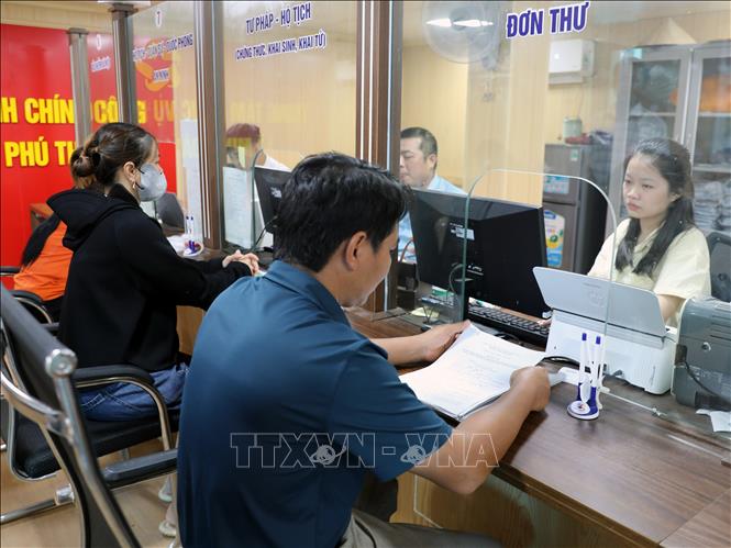 Người dân đến làm thủ tục pháp lý tại Trung tâm Phục vụ hành chính công xã Minh Đài (Phú Thọ). Ảnh: Tạ Toàn – TTXVN