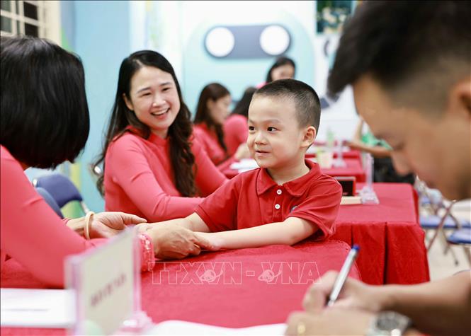 Trẻ tự tin, phấn khởi được gặp gỡ, trò chuyện cùng các cô giáo Trường Tiểu học Thăng Long (phường Hoàn Kiếm) mà em sẽ được theo học. Ảnh: Thanh Tùng - TTXVN