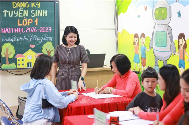 Với sự chuẩn bị chu đáo của, mọi quy trình đều được thực hiện nhanh gọn, đúng quy định, cán bộ tuyển sinh luôn niềm nở, tận tình giải đáp các câu hỏi của phụ huynh, tạo tâm lý yên tâm và tin tưởng khi thực hiện đăng ký cho con mình. Ảnh: Thanh Tùng - TTXVN