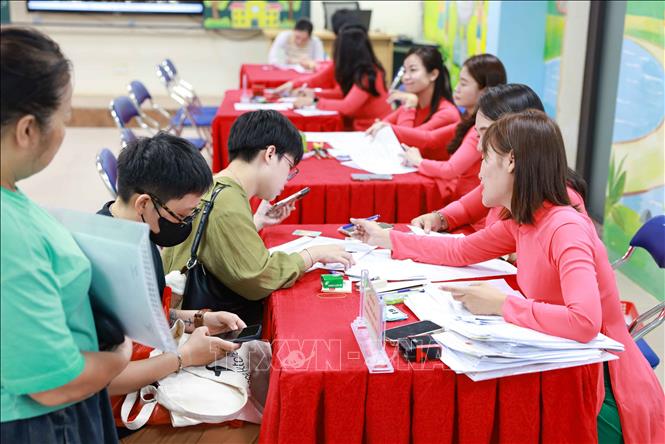 Trong những ngày đầu triển khai tuyển sinh trực tiếp tại Trường Tiểu học Thăng Long (phường Hoàn Kiếm), nhiều phụ huynh đã có mặt tại trường để được hướng dẫn, kiểm tra thông tin và hoàn thiện các thủ tục cần thiết. Ảnh: Thanh Tùng - TTXVN