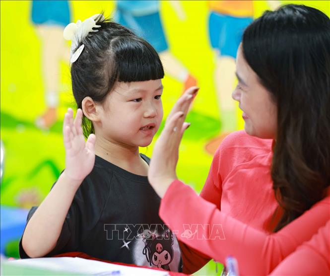 Trẻ tự tin, phấn khởi được gặp gỡ, trò chuyện cùng các cô giáo Trường Tiểu học Thăng Long (phường Hoàn Kiếm) mà em sẽ được theo học. Ảnh: Thanh Tùng - TTXVN