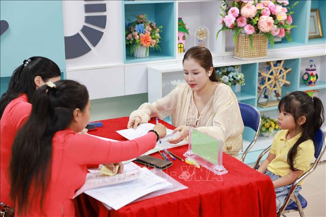 Với sự chuẩn bị chu đáo của, mọi quy trình đều được thực hiện nhanh gọn, đúng quy định, cán bộ tuyển sinh luôn niềm nở, tận tình giải đáp các câu hỏi của phụ huynh, tạo tâm lý yên tâm và tin tưởng khi thực hiện đăng ký cho con mình. Ảnh: Thanh Tùng - TTXVN