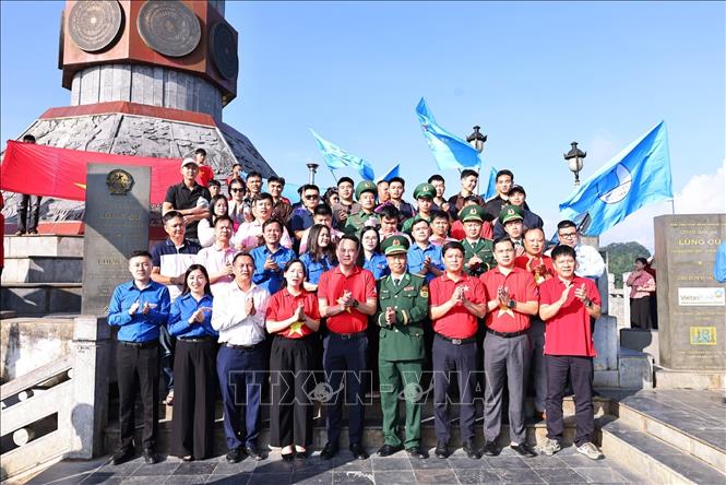 Các đại biểu tham dự Lễ chào cờ Chặng 3 - Hành trình “Tôi yêu Tổ quốc tôi” năm 2026 tại Cột cờ Quốc gia Lũng Cú. Ảnh: Minh Đức - TTXVN