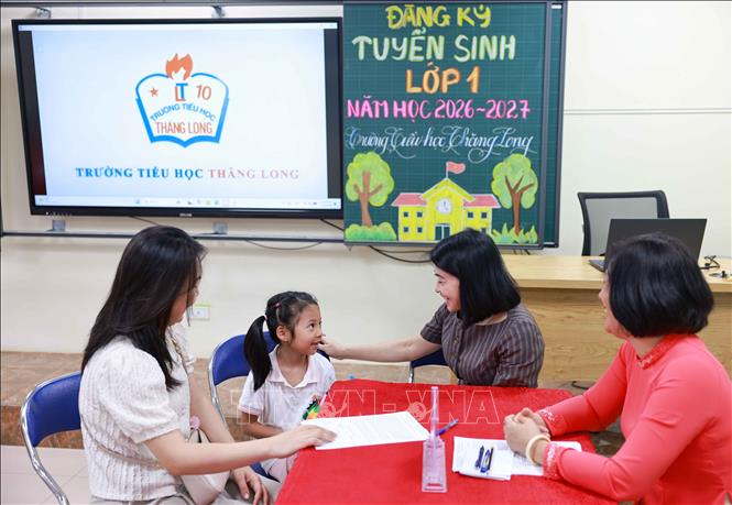 Trường Tiểu học Thăng Long (phường Hoàn Kiếm) chủ động chuẩn bị đầy đủ cơ sở vật chất, hạ tầng công nghệ thông tin và bố trí đội ngũ cán bộ, giáo viên, nhân viên tham gia công tác tuyển sinh với tinh thần trách nhiệm cao nhất. Ảnh: Thanh Tùng - TTXVN