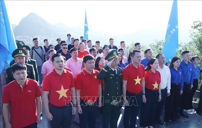 Các đại biểu tham dự Lễ chào cờ Chặng 3 - Hành trình “Tôi yêu Tổ quốc tôi” năm 2026 tại Cột cờ Quốc gia Lũng Cú, xã Lũng Cú, tỉnh Tuyên Quang. Ảnh: Minh Đức - TTXVN