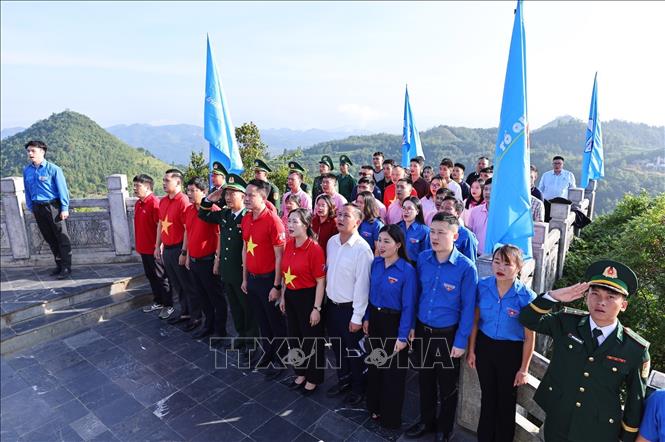 Các đại biểu tham dự Lễ chào cờ Chặng 3 - Hành trình “Tôi yêu Tổ quốc tôi” năm 2026 tại Cột cờ Quốc gia Lũng Cú, xã Lũng Cú, tỉnh Tuyên Quang. Ảnh: Minh Đức - TTXVN