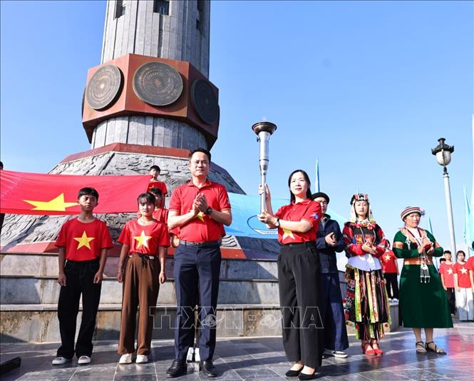 Đồng chí Nguyễn Kim Quy, Bí thư Ban Chấp hành Trung ương Đoàn, Phó Chủ tịch thường trực Trung ương Hội Liên hiệp Thanh niên Việt Nam trao ngọn đuốc của Hành trình cho đồng chí Dương Minh Nguyệt, Tỉnh ủy viên, Bí thư tỉnh đoàn, Chủ tịch Hội Liên hiệp thanh niên Việt Nam tỉnh Tuyên Quang. Ảnh: Minh Đức - TTXVN