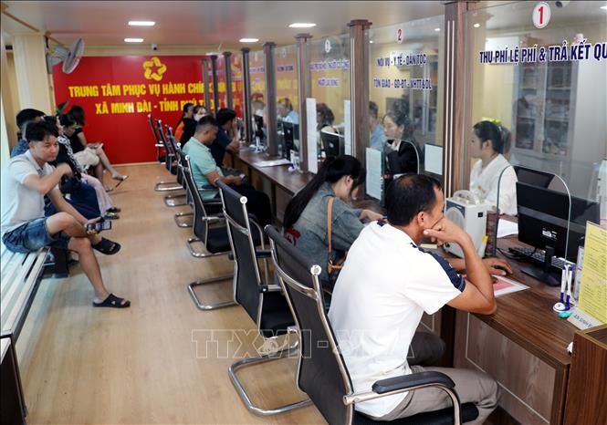Cán bộ, công chức bộ phận Một cửa xã Minh Đài (Phú Thọ) tiếp nhận, hướng dẫn và xử lý hồ sơ hành chính cho người dân. Ảnh: Tạ Toàn – TTXVN
