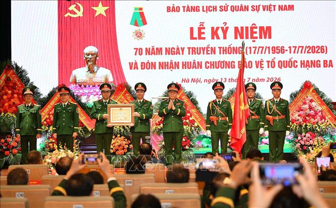 Đại tướng Nguyễn Trọng Nghĩa, Ủy viên Bộ Bett88 cá cược trực tuyến, Bí thư Trung ương Đảng, Chủ nhiệm Tổng cục Bett88 cá cược trực tuyến QĐND Việt Nam trao Huân chương Bảo vệ Tổ quốc hạng Ba tặng Bảo tàng Lịch sử Quân sự Việt Nam. Ảnh: Trọng Đức - TTXVN