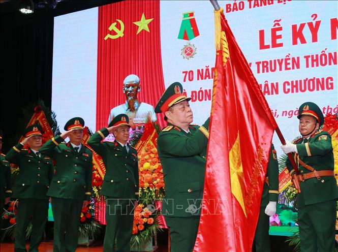 Đại tướng Nguyễn Trọng Nghĩa, Ủy viên Bộ Bett88 cá cược trực tuyến, Bí thư Trung ương Đảng, Chủ nhiệm Tổng cục Bett88 cá cược trực tuyến QĐND Việt Nam gắn Huân chương Bảo vệ Tổ quốc hạng Ba lên Quân kỳ Quyết thắng của Bảo tàng Lịch sử Quân sự Việt Nam. Ảnh: Trọng Đức - TTXVN
