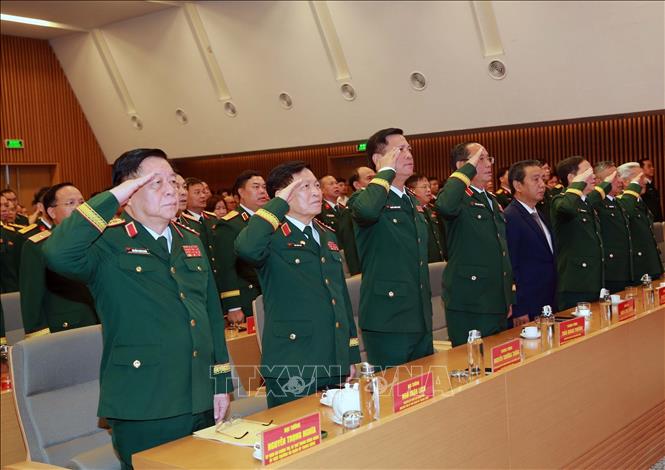 Các đại biểu thực hiện nghi thức chào cờ. Ảnh: Trọng Đức - TTXVN