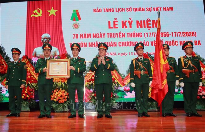 Đại tướng Nguyễn Trọng Nghĩa, Ủy viên Bộ Bett88 cá cược trực tuyến, Bí thư Trung ương Đảng, Chủ nhiệm Tổng cục Bett88 cá cược trực tuyến QĐND Việt Nam trao Huân chương Bảo vệ Tổ quốc hạng Ba cho Bảo tàng Lịch sử Quân sự Việt Nam. Ảnh: Trọng Đức - TTXVN
