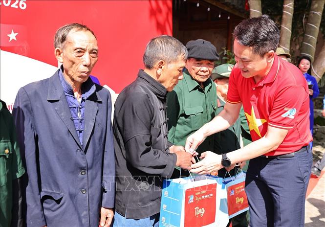 Đồng chí Nguyễn Kim Quy, Bí thư Ban Chấp hành Trung ương Đoàn, Phó Chủ tịch thường trực Trung ương Hội Liên hiệp thanh niên Việt Nam trao tặng quà cho cựu chiến binh bảo vệ biên giới. Ảnh: Minh Đức - TTXVN