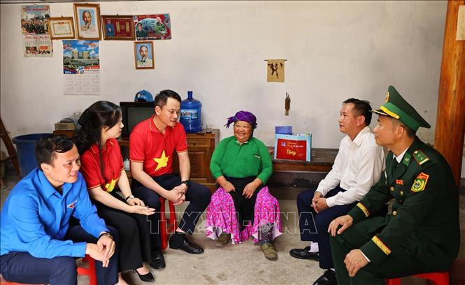 Đồng chí Nguyễn Kim Quy, Bí thư Ban Chấp hành Trung ương Đoàn, Phó Chủ tịch thường trực TW Hội Liên hiệp Thanh niên Việt Nam và đồng chí Dương Minh Nguyệt, Tỉnh ủy viên, Bí thư tỉnh đoàn, Chủ tịch Hội Liên hiệp thanh niên Việt Nam tỉnh Tuyên Quang thăm tặng quà cho cựu chiến binh Ly Thị Máy. Ảnh: Minh Đức - TTXVN