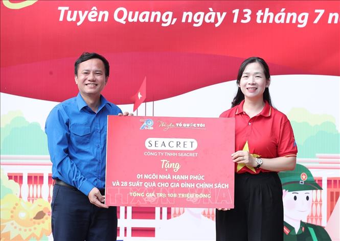 Đồng chí Dương Minh Nguyệt, Ủy viên Ban Thường vụ Trung ương Đoàn, Tỉnh ủy viên, Bí thư tỉnh đoàn, Chủ tịch Hội Liên hiệp thanh niên Việt Nam tỉnh Tuyên Quang tiếp nhận các nguồn lực. Ảnh: Minh Đức - TTXVN