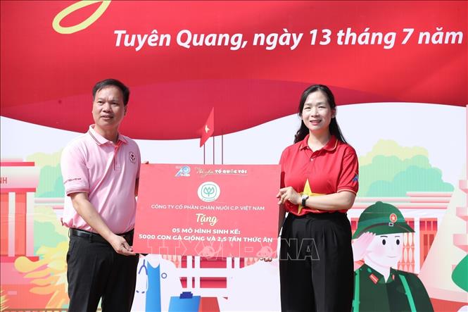 Đồng chí Dương Minh Nguyệt, Ủy viên Ban Thường vụ Trung ương Đoàn, Tỉnh ủy viên, Bí thư tỉnh đoàn, Chủ tịch Hội Liên hiệp thanh niên Việt Nam tỉnh Tuyên Quang tiếp nhận các nguồn lực. Ảnh: Minh Đức - TTXVN