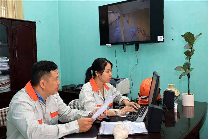 Công chức Chi cục Dự trữ Bet888 Trang nhà cái casino khu vực III kiểm kho hàng dự trữ. Ảnh: Phạm Hậu - TTXVN