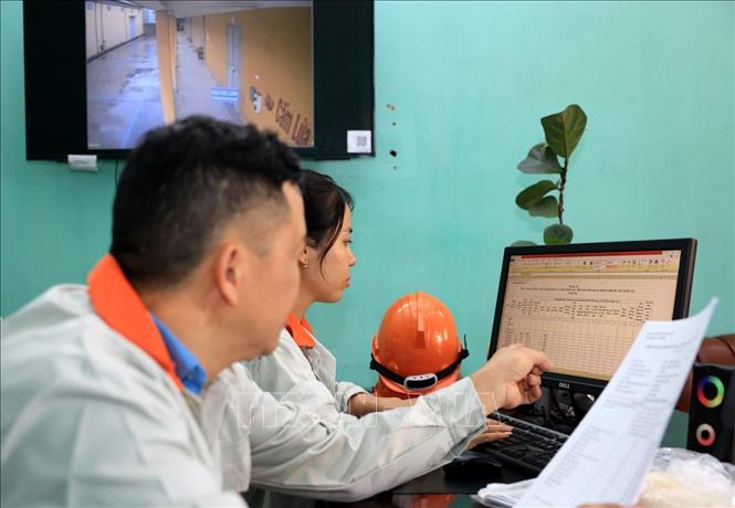 Công chức Chi cục Dự trữ Bet888 Trang nhà cái casino khu vực III kiểm kho hàng dự trữ. Ảnh: Phạm Hậu - TTXVN