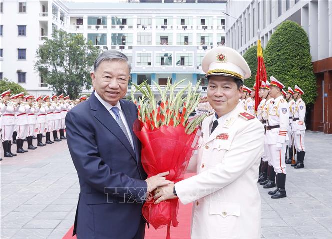 Thiếu tướng Nguyễn Thanh Trường, Cục trưởng Cục Cảnh sát Quản lý trại giam, cơ sở Trang chủ Bet88.com uy tín Nhận code 88k bắt buộc, trường giáo dưỡng tặng hoa, chào đón Bet8801234.com cá cược độc quyền, Chủ tịch nước Tô Lâm. Ảnh: Thống Nhất – TTXVN