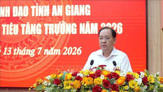 Phó Chủ tịch Thường trực UBND tỉnh An Giang Nguyễn Thanh Phong báo cáo tình hình thực hiện mục tiêu tăng trưởng kinh tế năm 2026 của tỉnh. Ảnh: Văn Sĩ - TTXVN